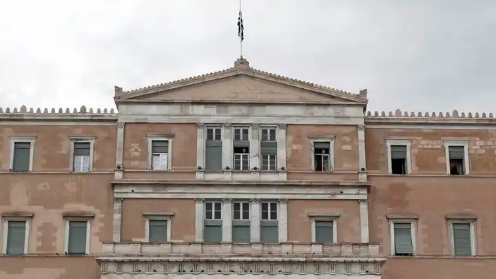 Συνταγματική αναθεώρηση-Άρθρα 89 και 90: Η «περιστρεφόμενη πόρτα» και οι ανώτατοι δικαστές