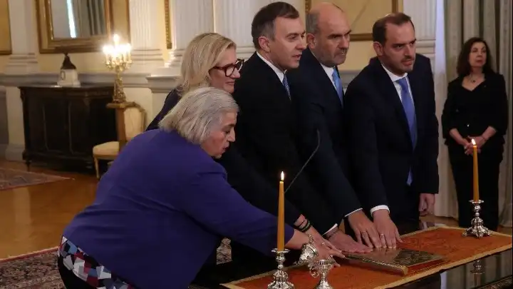 Ορκίστηκαν τα νέα μέλη της κυβέρνησης (βίντεο)