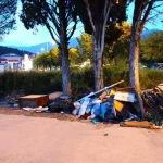 Εικόνες ντροπής στη Δομπόλη – Μπάζα, στρώματα και έπιπλα κοντά στην Εφορία