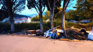 Εικόνες ντροπής στην Ευαγγελίδη – Μπάζα, στρώματα και έπιπλα κοντά στην Εφορία