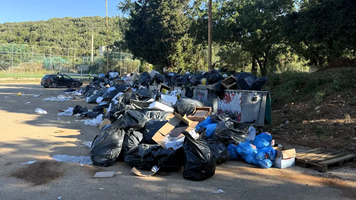 Σύβοτα: Καταγγελία για «παράνομη χωματερή» δίπλα σε παραλία, γήπεδα και ξενοδοχεία