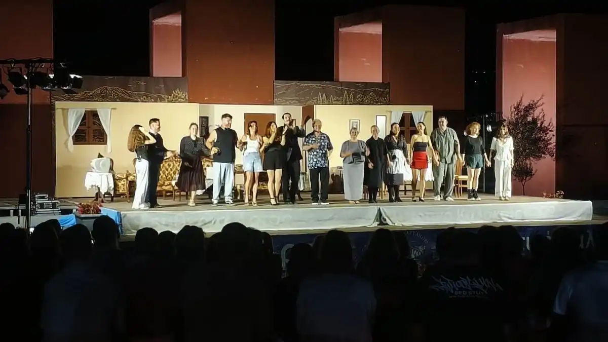 Θεατρικό Σχήμα ΑΩ: Θερμή υποδοχή στην Άρτα για την ηπειρώτικη κωμωδία «Οικογένεια Γαμπέτα»