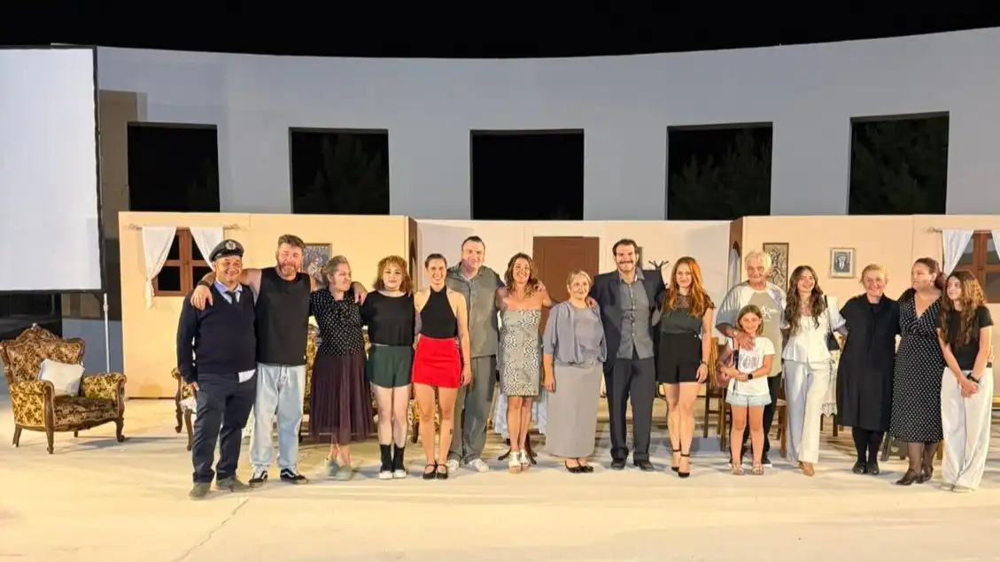 Θερμό χειροκρότημα για την «Οικογένεια Γαμπέτα» στην Ηγουμενίτσα – Επόμενοι σταθμοί Πρέβεζα και Ιωάννινα
