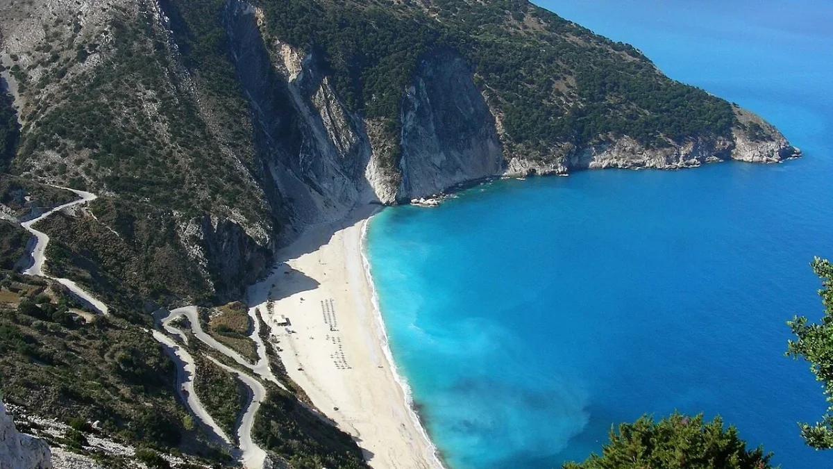 Κεφαλονιά: Κατολίσθηση στον Μύρτο – Βράχοι έπεσαν στην παραλία με κόσμο (video)
