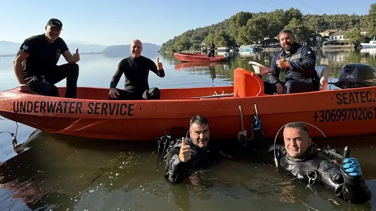 Ο Γιώργος Αμυράς βούτηξε στην Παμβώτιδα για τη νέα μεγάλη επιχείρηση καθαρισμού της λίμνης (βίντεο)