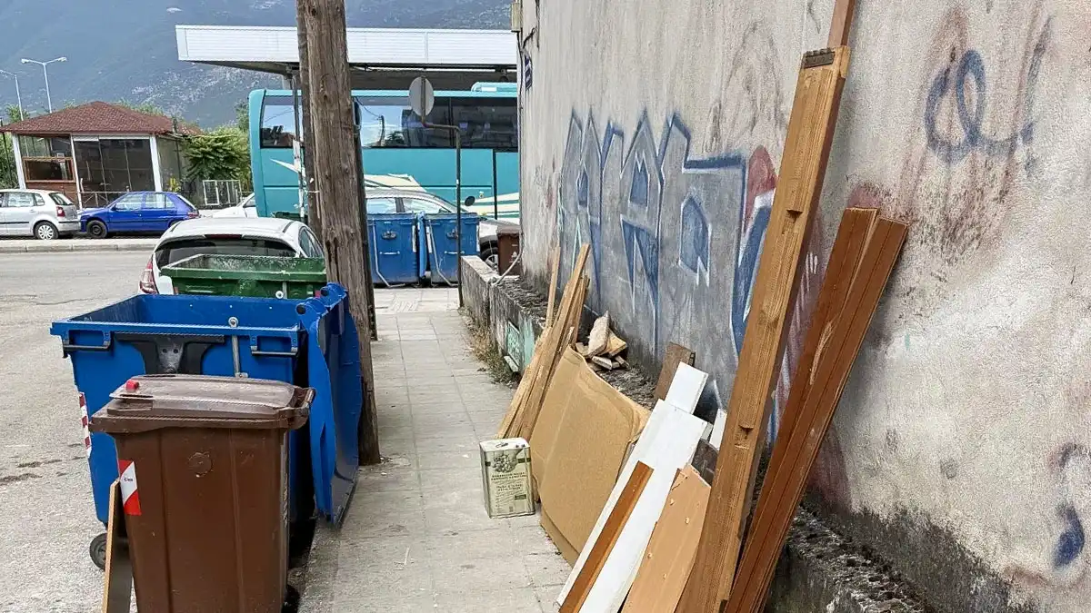 Ιωάννινα: Μπάζα και σκουπίδια απέναντι από το ΚΤΕΛ – Καταγγελία κατοίκων για εικόνα εγκατάλειψης