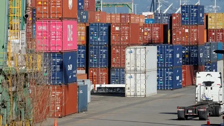 Τραμπ: Δασμοί έως 200% στα εισαγόμενα γενόσημα φάρμακα από το 2028