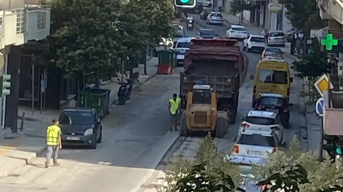 Ιωάννινα – Έργα στη Σπύρου Λάμπρου: Μερική… ασφαλτόστρωση και χωρίς μέτρα προκαλεί κυκλοφοριακό χάος (βίντεο)
