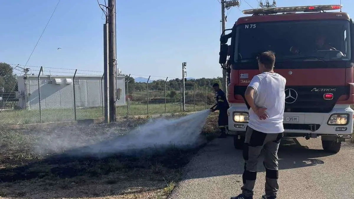 Ζίτσα: Άμεση επέμβαση της Πυροσβεστικής σε φωτιά δίπλα σε φωτοβολταϊκό πάρκο