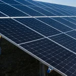 «Φωτοβολταϊκά στο μπαλκόνι» έως 800 Watt φέρνει το νέο πλαίσιο αυτοκατανάλωσης