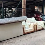Καραβατιά Ιωαννίνων: Ωραίος… συμπολίτης άφησε τα παλιά του έπιπλα στον δρόμο