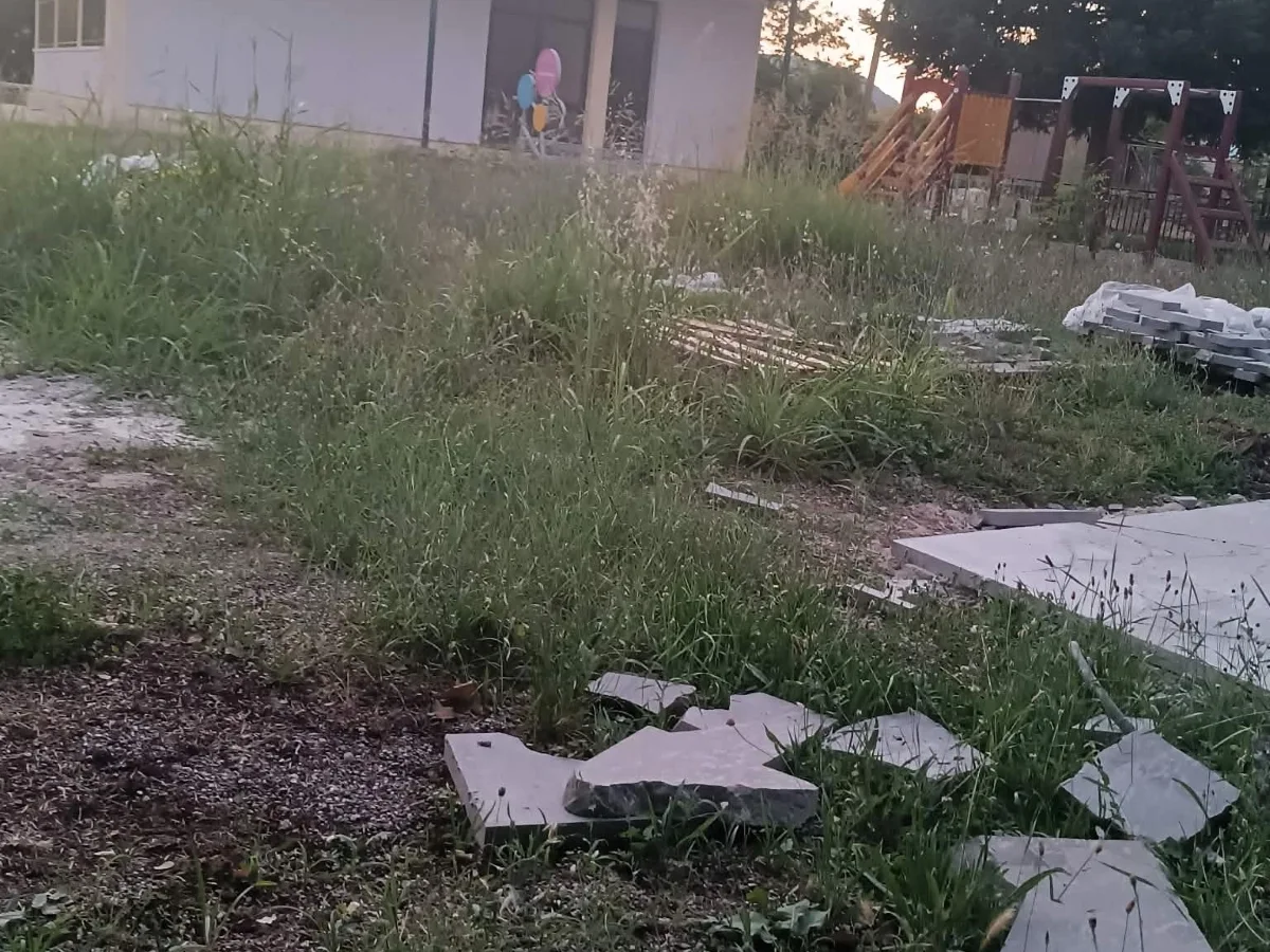 Χαροκόπι: Παιδική χαρά μέσα στα χόρτα και χωρίς φώτα – «Περιμένουν το φεγγάρι;»