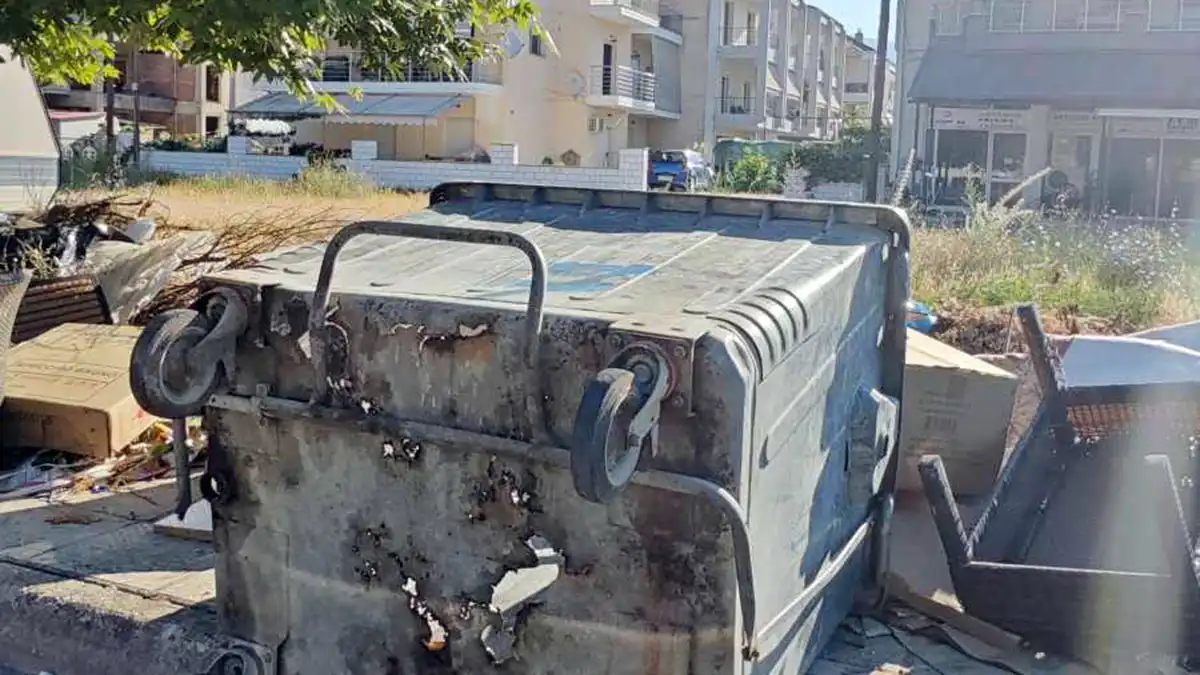 Βοτανικός Ιωαννίνων: Σκουπίδια γύρω από πεσμένους κάδους απέναντι από το 13ο Δημοτικό Ιωαννίνων