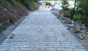 Σε δημόσια διαβούλευση η νέα Τεχνική Οδηγία του ΤΕΕ για τα λιθόστρωτα μονοπάτια
