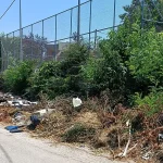 Σταυράκι Ιωαννίνων: «Βουνό» από σκουπίδια δίπλα σε στάση και χώρο όπου παίζουν παιδιά