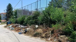 Σταυράκι Ιωαννίνων: «Βουνό» από σκουπίδια δίπλα σε στάση και χώρο όπου παίζουν παιδιά