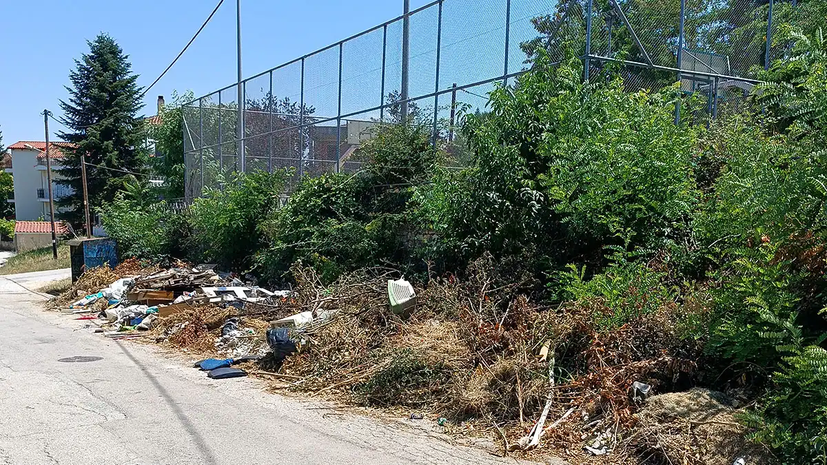 Σταυράκι Ιωαννίνων: «Βουνό» από σκουπίδια δίπλα σε στάση και χώρο όπου παίζουν παιδιά