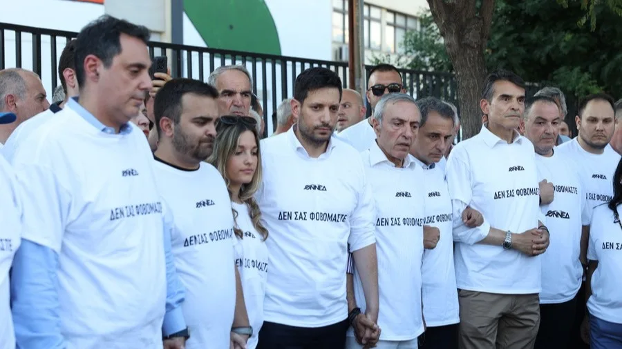 Θεσσαλονίκη: Ανθρώπινη αλυσίδα της ΝΔ και της ΟΝΝΕΔ έξω από το Ιπποκράτειο