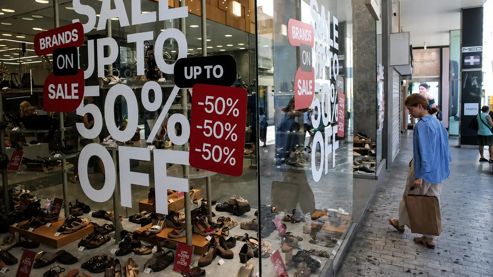 Θερινές εκπτώσεις με μικρό καλάθι: Η ακρίβεια φρενάρει τις αγορές και ο τουρισμός κρίνει τον τζίρο