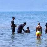 Παιδιά βαπτίστηκαν ομαδικά μέσα στη θάλασσα στο Σβερνέτς Αυλώνας