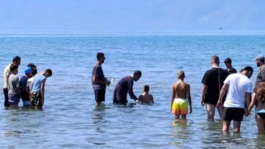 Παιδιά βαπτίστηκαν ομαδικά μέσα στη θάλασσα στο Σβερνέτς Αυλώνας