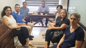 Η πρόληψη των εξαρτήσεων και η εργασιακή αβεβαιότητα στη συνάντηση Τσίμαρη με τη «Σχεδία»