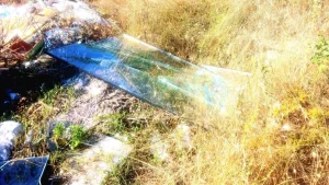 Επικίνδυνη απόθεση γυαλιών σε ξερά χόρτα στα Ιωάννινα – Παρέμβαση του Δήμου και αυστηρή προειδοποίηση