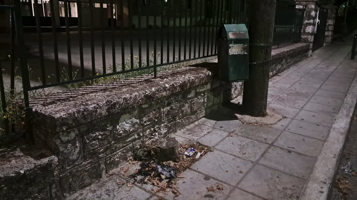 Μικρές εστίες φωτιάς έξω και μέσα στην αυλή του Δημοτικού Σχολείου Κατσικάς