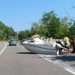 Πρέβεζα: Βάρκα έφυγε από όχημα και βρέθηκε στη μέση του δρόμου