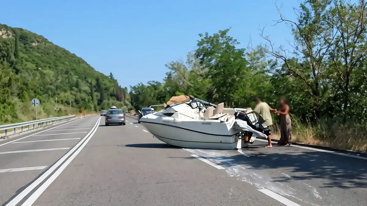 Πρέβεζα: Βάρκα έφυγε από όχημα και βρέθηκε στη μέση του δρόμου