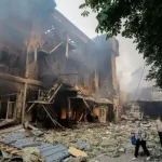 Σφοδρό ρωσικό πλήγμα στην ουκρανική πρωτεύουσα: Νεκροί, τραυματίες και φωτιές
