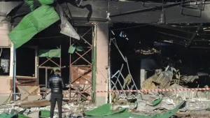 Ρωσικός πύραυλος έπληξε πολυκατοικία στην Οδησσό – Δύο νεκροί και οκτώ τραυματίες