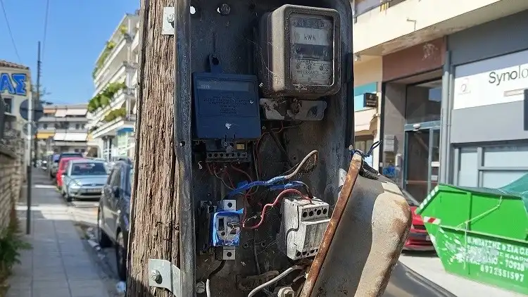 Επικίνδυνο ρολόι του ΔΕΔΔΗΕ δίπλα στα σχολεία της Ακαδημίας