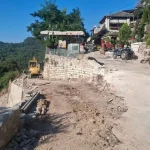 Καλαρρύτες: Αποκατάσταση του τοιχίου αντιστήριξης μετά την κατάρρευση από την κακοκαιρία του χειμώνα