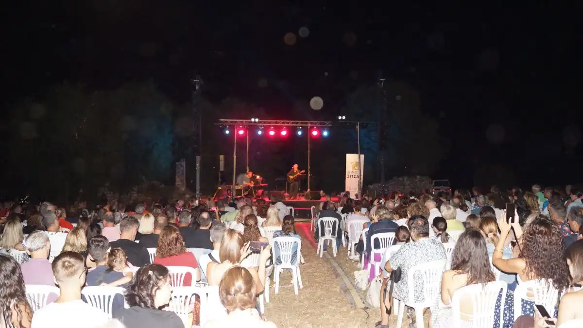 Με Χρήστο Θηβαίο και Αυγουστιάτικη Πανσέληνο ολοκληρώθηκε το πολιτιστικό καλοκαίρι του Δήμου Ζίτσας