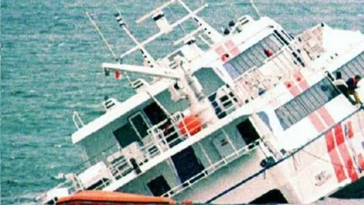 Κύπρος: Ανατράπηκε πλοίο με 267 επιβαίνοντες ανοιχτά της Κερύνειας – Τουλάχιστον έξι νεκροί (βίντεο)