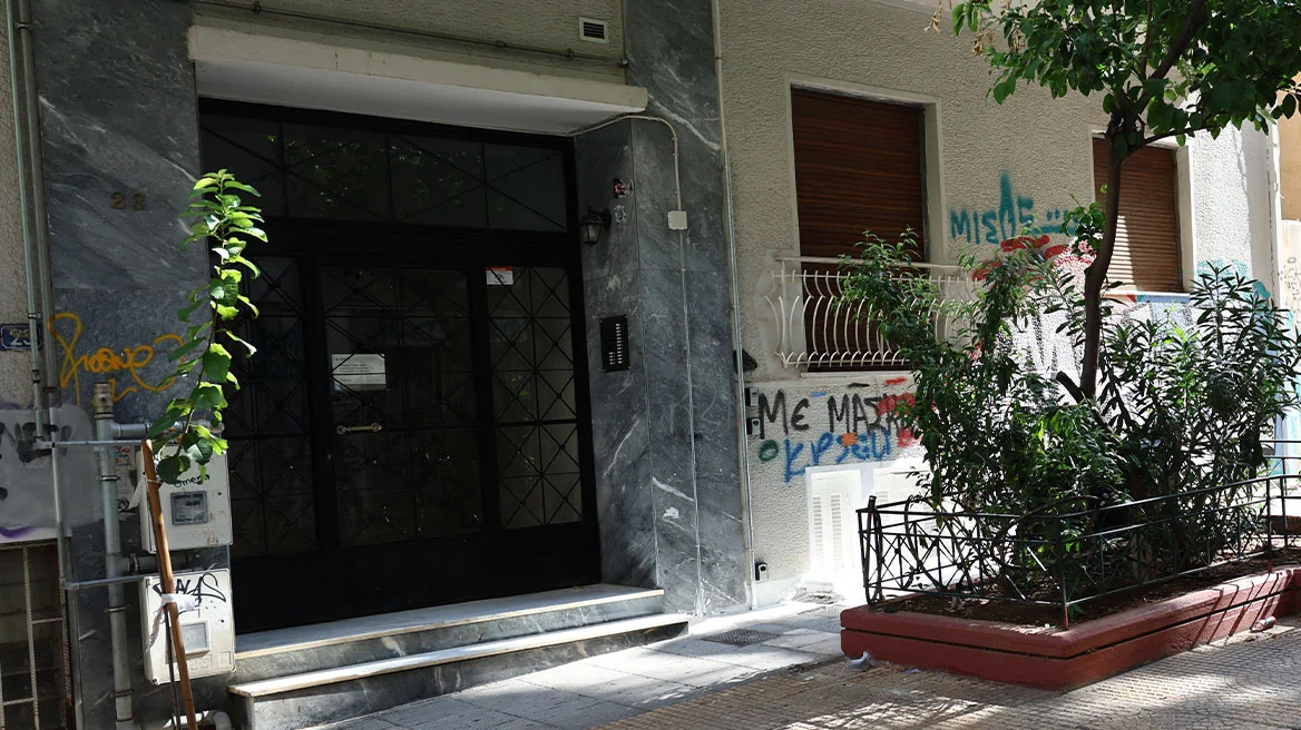 Κυψέλη: Βρεφοκτονία πίσω από τη βαλίτσα – Δέκα τραύματα από μαχαίρι στο παιδί (βίντεο)