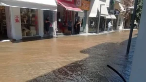 Άρτα: Έσπασε κεντρικός αγωγός –  Πλημμύρισε ο πεζόδρομος – Άμεση επέμβαση της ΔΕΥΑΑ (βίντεο)