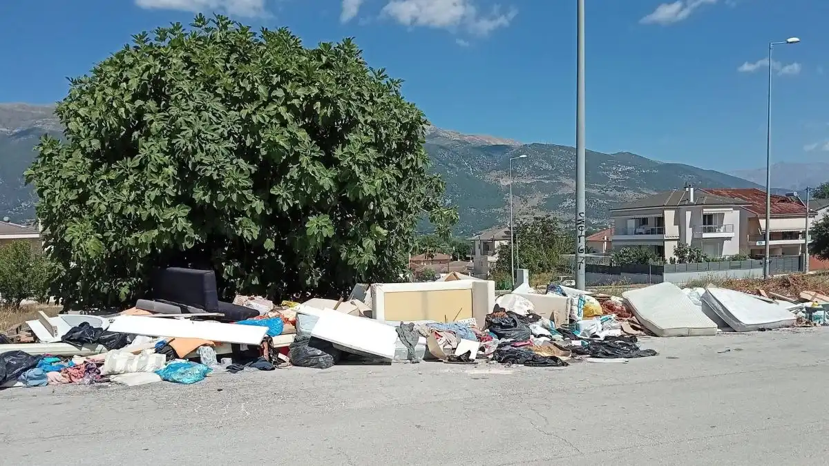 Νέα Ζωή Ιωαννίνων: Καθαρίζει ο Δήμος, ξαναγεμίζει έπιπλα και στρώματα πολυσύχναστος δρόμος από ασυνείδητους “πολίτες”