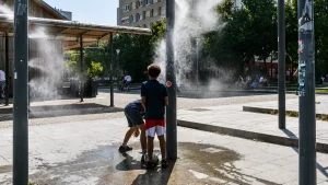 Ακραία ζέστη: Εκατοντάδες εκατομμύρια παιδιά εκτίθενται σε θερμικό στρες