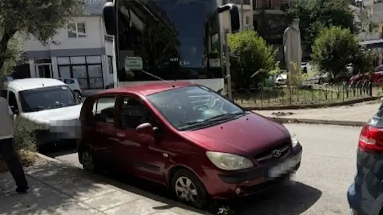 Ιωάννινα: Λεωφορείο «κόλλησε» στη νησίδα στα Λακκώματα