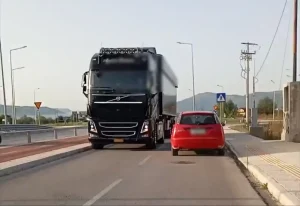 Ιωάννινα: Φορτηγό στο αντίθετο ρεύμα στη λεωφόρο Νιάρχου (βίντεο)