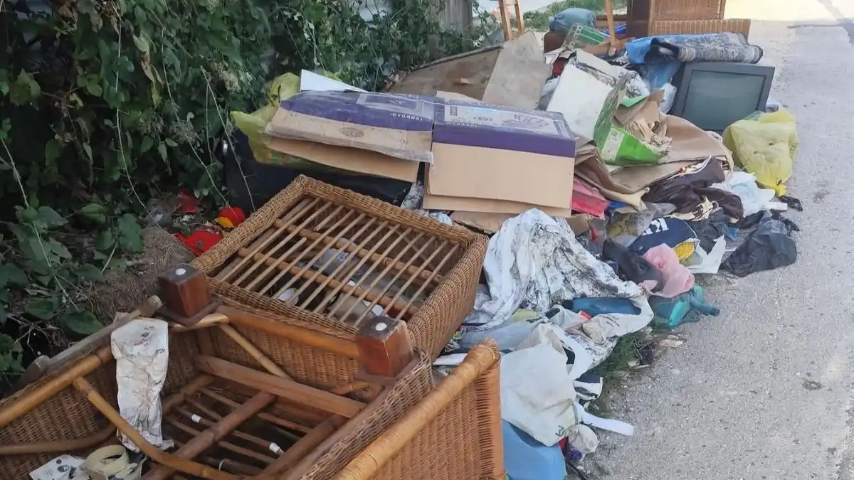 Ένα φορτηγό σκουπίδια ξεφόρτωσαν ασυνείδητοι μέσα στον παλιό οικισμό της Ανατολής
