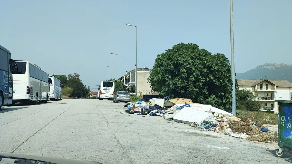 Ιωάννινα: Επέστρεψαν από διακοπές και βρήκαν μια μικρή «χωματερή» έξω από τα σπίτια τους