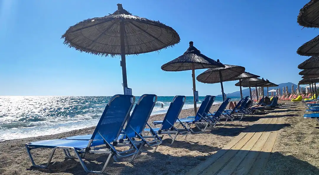 Έλεγχοι στις παραλίες με καθυστέρηση – Πρόστιμα και σφραγίσεις αφού είχε ήδη προχωρήσει η θερινή περίοδος
