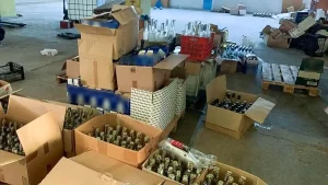 Κρήτη: «Ξήλωσαν» αποθήκη με 3.856 λίτρα ποτών και «αέριο γέλιου» για 18.000 μπαλόνια (βίντεο)