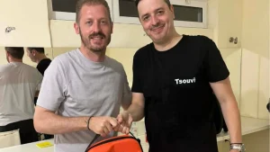 Ο Αλέξανδρος Τσουβέλας χάρισε γέλιο και έναν απινιδωτή στην Ηγουμενίτσα