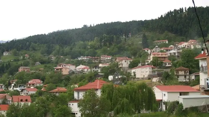 Κοντά στο μηδέν η θερμοκρασία στη Μηλιά Μετσόβου – Παγερό πρωινό με πάχνη στα αυτοκίνητα