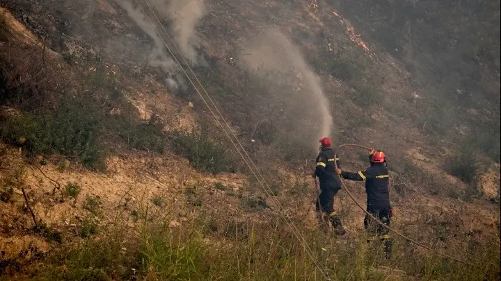 Πυρκαγιά στην Τύμφη κοντά στην Κόνιτσα – Βλάβη στο ελικόπτερο που επιχειρούσε (βίντεο)