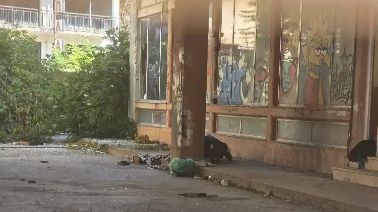 Ιωάννινα: Σπασμένα τζάμια, δυσοσμία και φόβοι για πυρκαγιά στα παλιά ΚΤΕΛ – Τι αναφέρει καταγγελία πολίτη